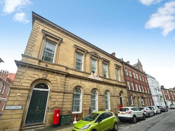 2 bed property, in Bank Street, £125,000