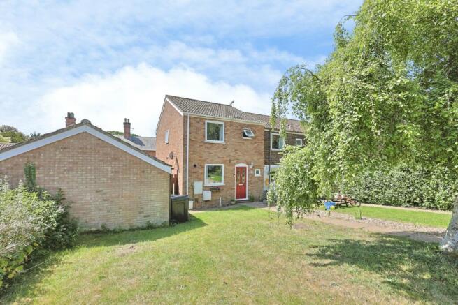 3 bed property, in Blacksmiths Way, £270,000