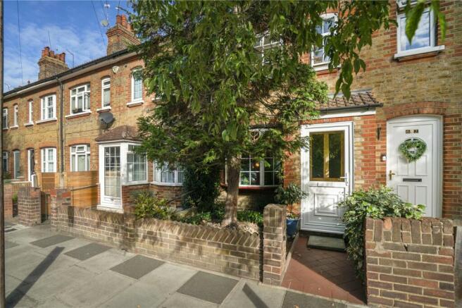 2 bed property, in Manor Grove, £675,000