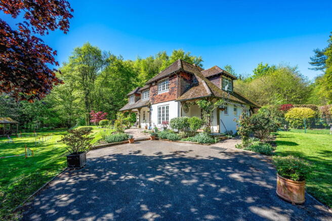 5 bed property, in Honeysuckle Bottom, £1,575,000