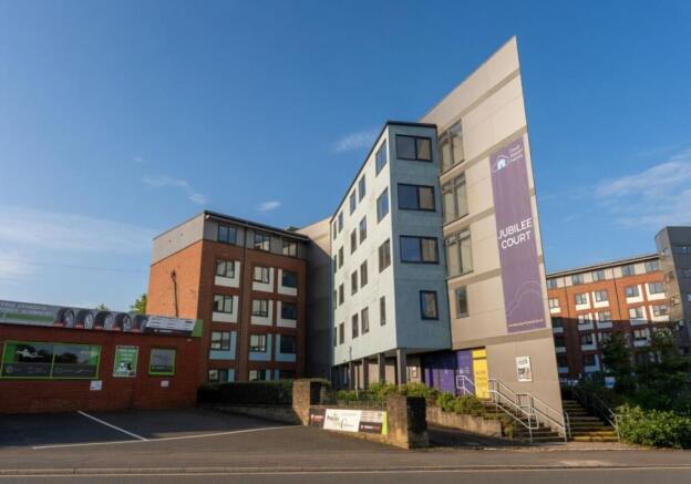 1 bed property, in 53(A) Jubilee Court, £1,000