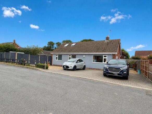 3 bed property, in Middle Lane, £399,950
