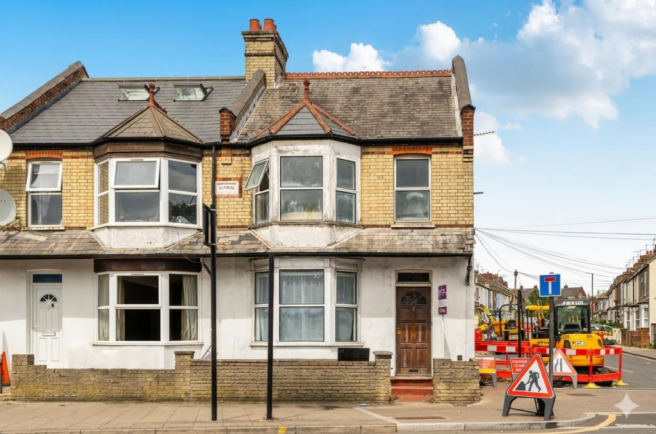 3 bed property, in Whitchurch Lane, £450,000