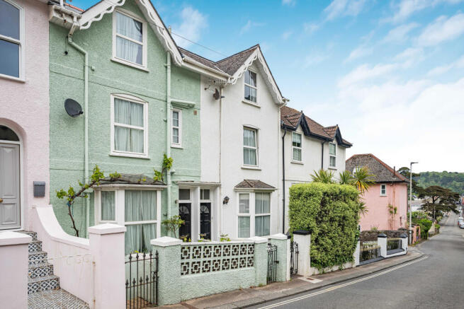 3 bed property, in Victoria Road, £425,000