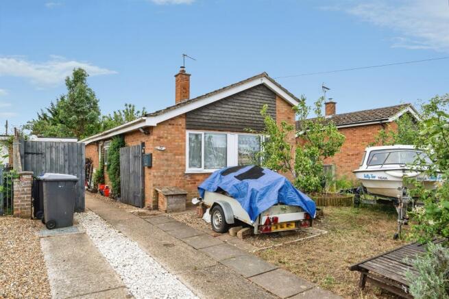 2 bed property, in Woodcutters Way, £190,000