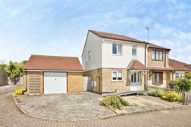 3 bed property, in Evesham Avenue, £240,000