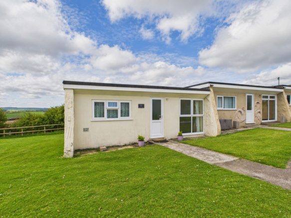 2 bed property, in Widemouth Bay Holiday Village, £60,000