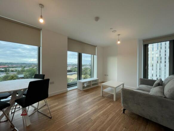 2 bed property, in Michigan Point Tower D Michigan Avenue, £225,000