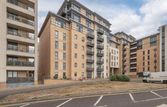 2 bed property, in Bowman Lane, £140,000