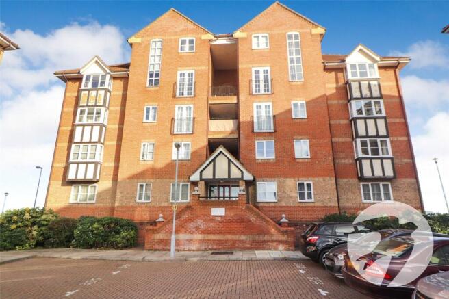 2 bed property, in Chandlers Drive, £210,000