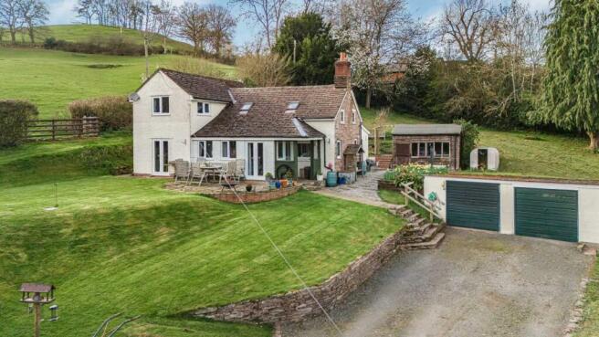 4 bed property, in Bronllys Cottage With Approx. 4.5 Acres, £735,000
