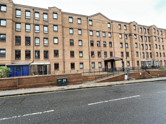 3 bed property, in 42 West Graham Street, £145,000