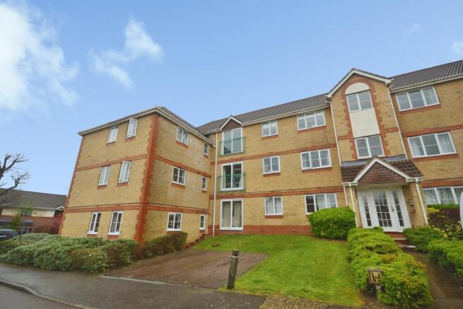 2 bed property, in Lyon Close, £210,000