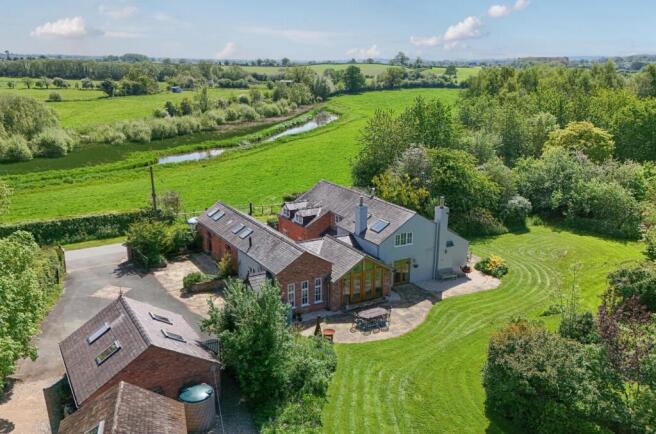 5 bed property, in Yew Tree House, £800,000