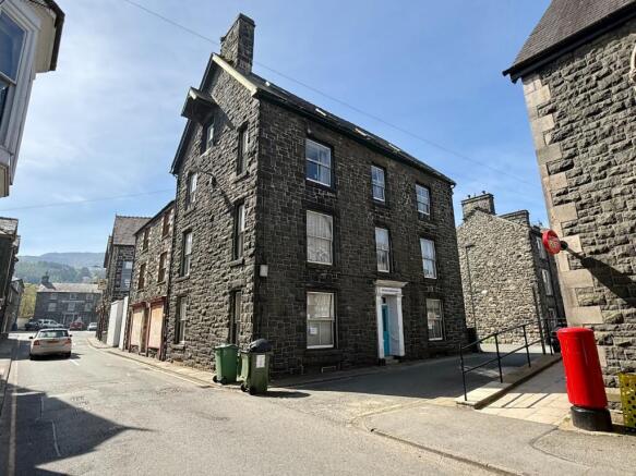 9 bed property, in Plas Yn Dre, £250,000