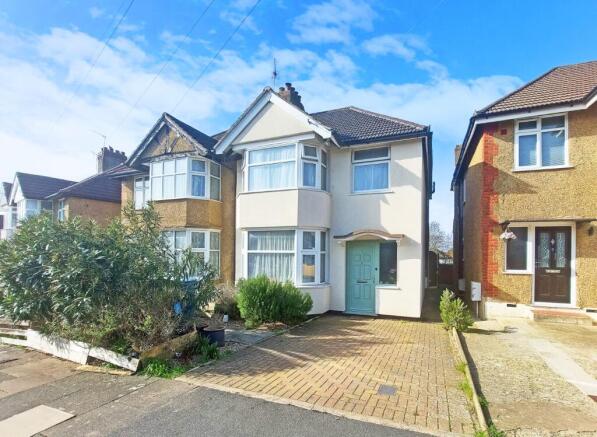 3 bed property, in Park Mead, £595,000