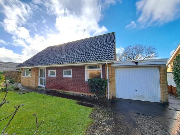 4 bed property, in Cedar Close, £390,000
