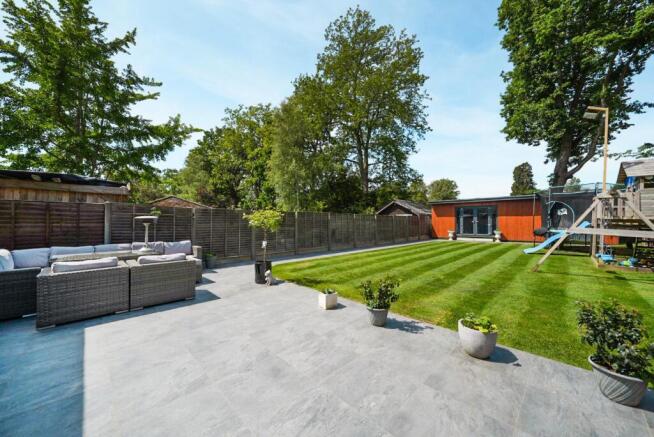 4 bed property, in Albion Road, £750,000