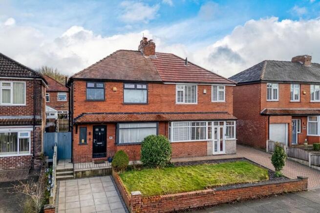 2 bed property, in King Edward Road, £270,000