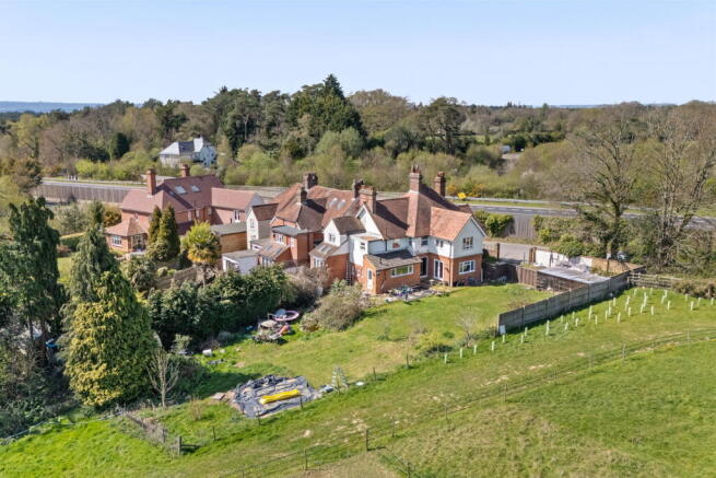 4 bed property, in Old Bramshott Chase, £575,000