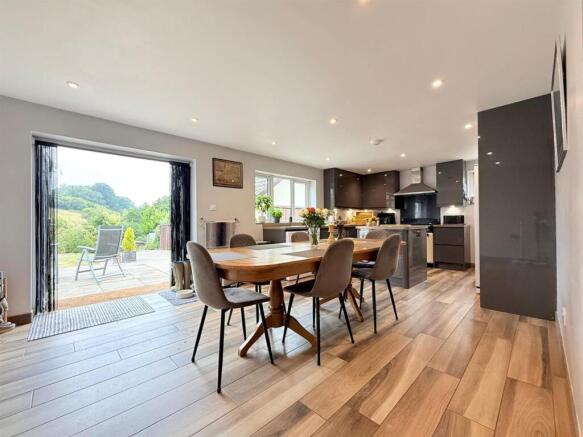 6 bed property, in Dolmans Hill, £825,000