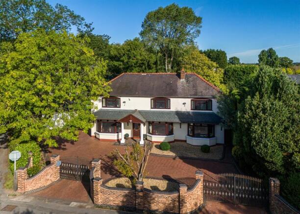 5 bed property, in Highcroft, £825,000