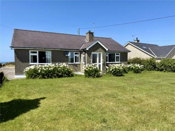 3 bed property, in Rhoshirwaun, £220,000