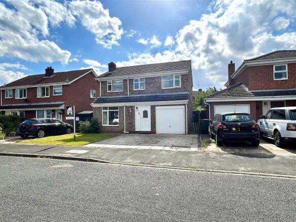 4 bed property, in Broadmanor, £280,000