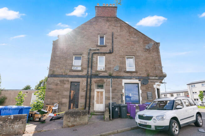 2 bed property, in Montrose Street, £55,000