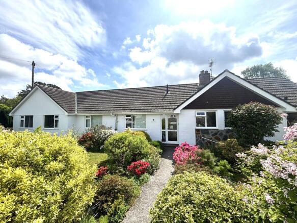 5 bed property, in Heathfield Close, £550,000