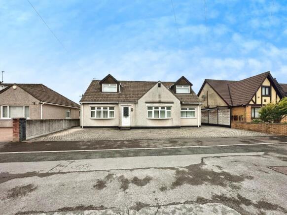 4 bed property, in Hawthorn Drive, £350,000