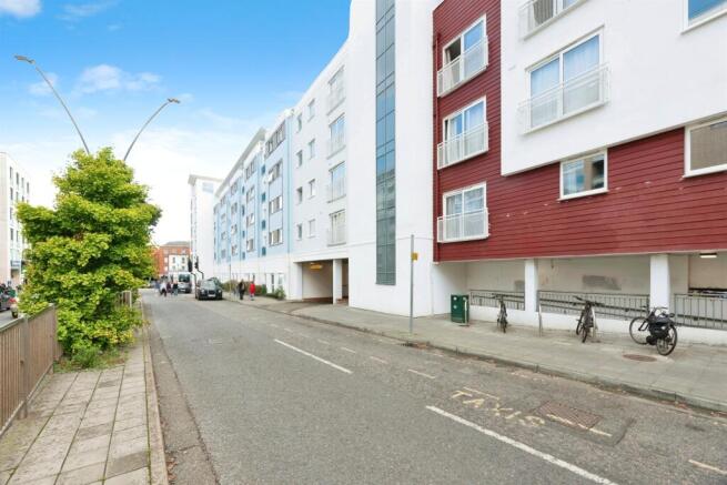 1 bed property, in Station Approach, £200,000
