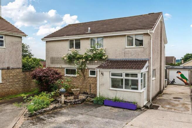 4 bed property, in Buddle Close, £425,000