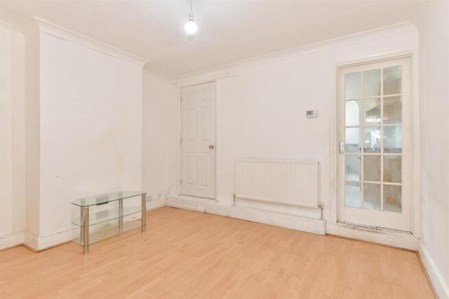 2 bed property, in Alexandra Road, £160,000