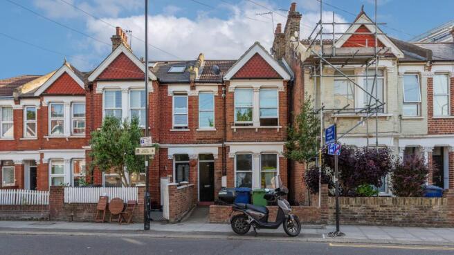 2 bed property, in Bollo Lane, £300,000