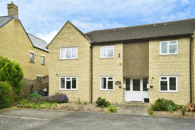 2 bed property, in Burford Road, £190,000