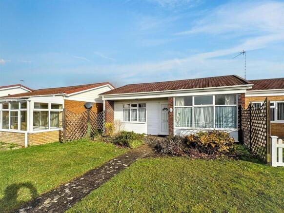 2 bed property, in Biscay Avenue, £190,000