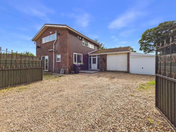 4 bed property, in Yellow Sands, £365,000