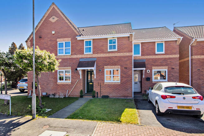 2 bed property, in Astcote Court, £160,000
