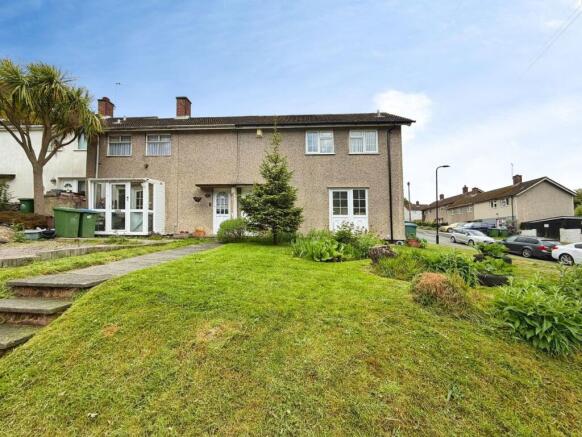 2 bed property, in Cheriton Avenue, £220,000