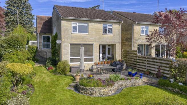 4 bed property, in Bruelands, £570,000