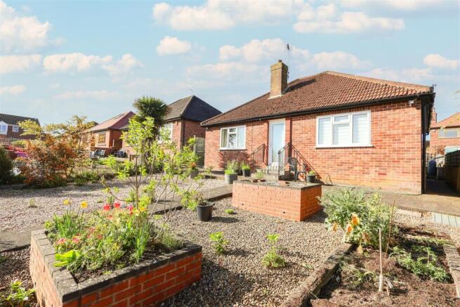 2 bed property, in Kingston Avenue, £295,000