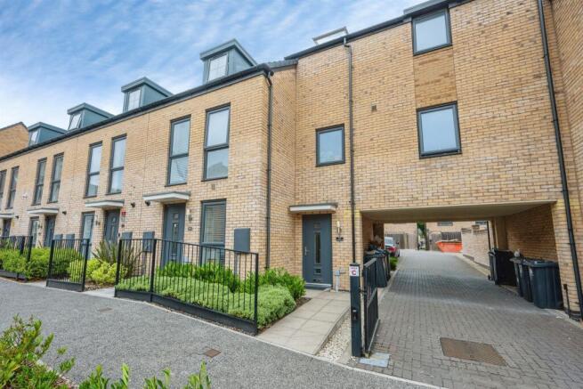 2 bed property, in Stratford House Road, £315,000