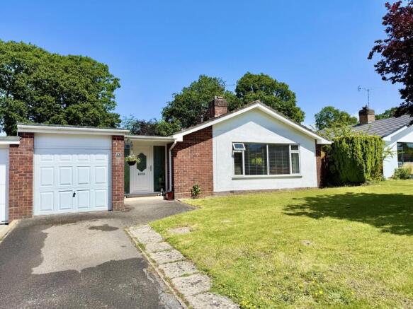 3 bed property, in Pinewood Road, £525,000