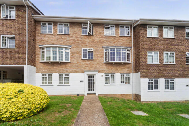 1 bed property, in Tavistock Road, £140,000
