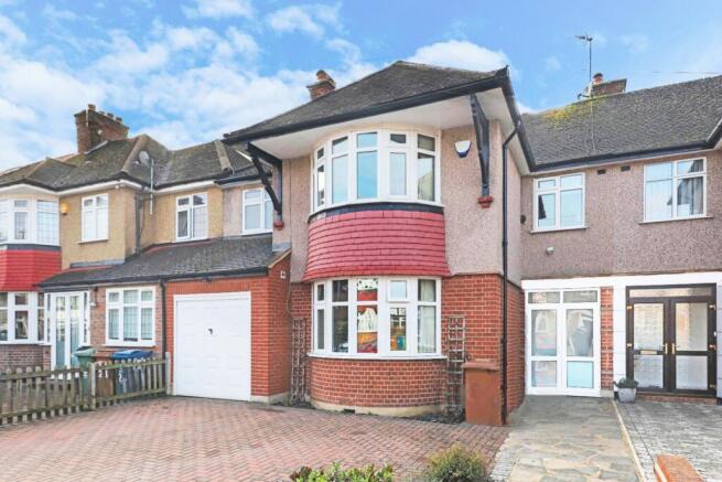 4 bed property, in The Drive, £797,000