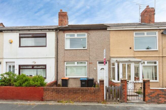 2 bed property, in Woodfield Road, £125,000