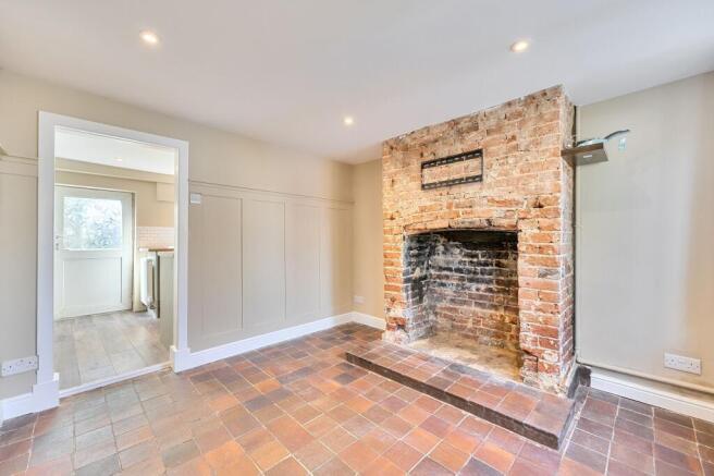 1 bed property, in Hook Road, £280,000