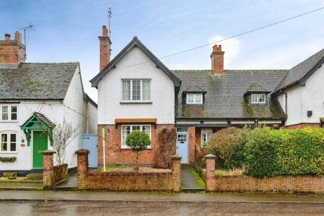 2 bed property, in Main Street, £300,000