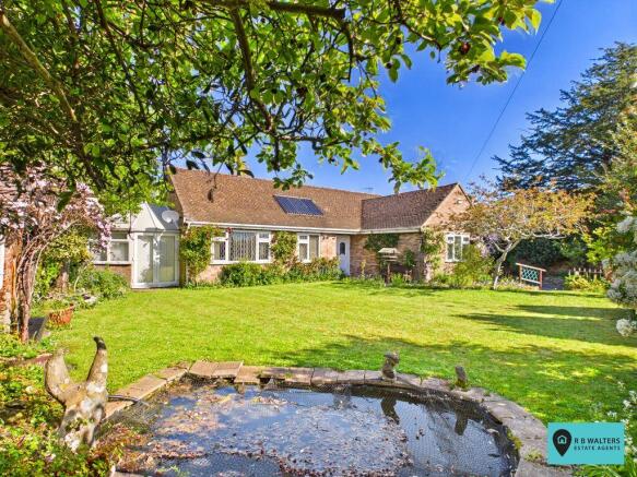5 bed property, in High Street, £600,000